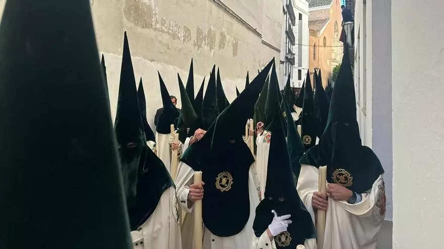 Vídeo | Los nazarenos de la Virgen de la Esperanza Macarena de a cuatro y de a cinco en el inicio de la calle Santa Angela