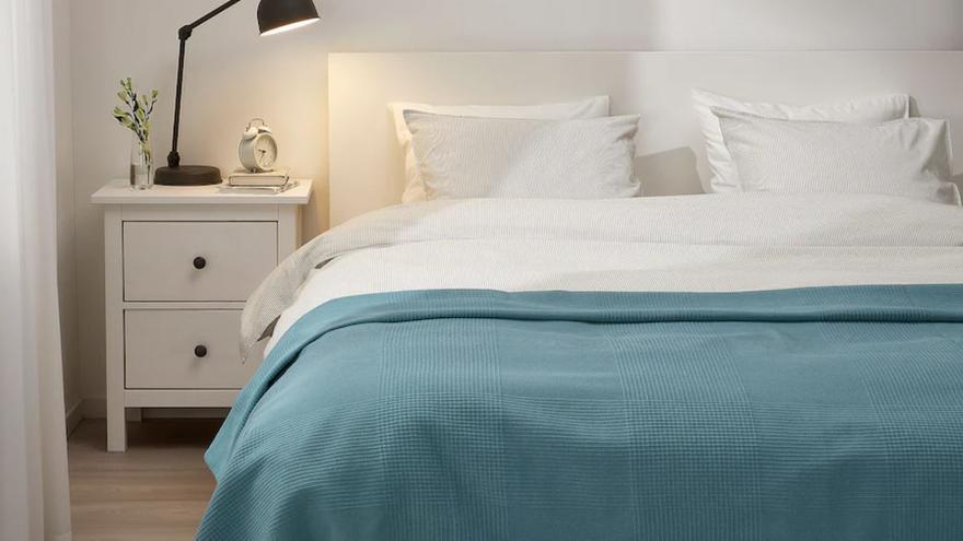 Colchas cama 150  Cuatro colchas baratas de Ikea para decorar y