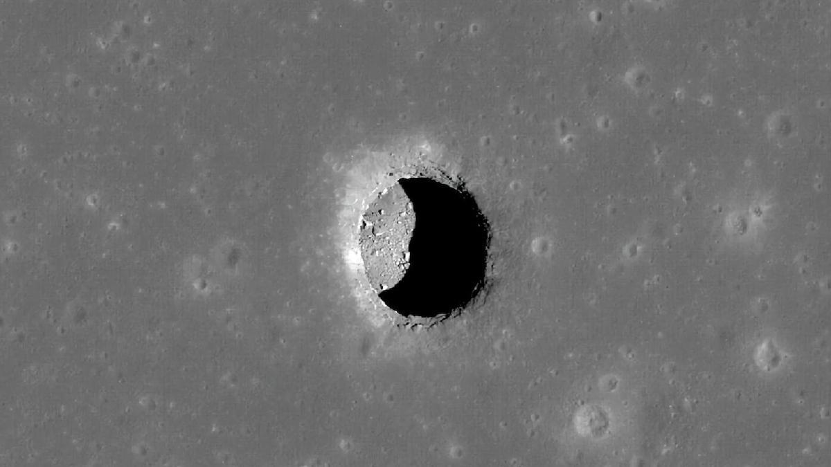 Las áreas sombreadas de un pozo (en la foto de arriba) en la región de Mare Tranquillitatis se mantienen constantemente frescas durante el día y la noche.unar+pit