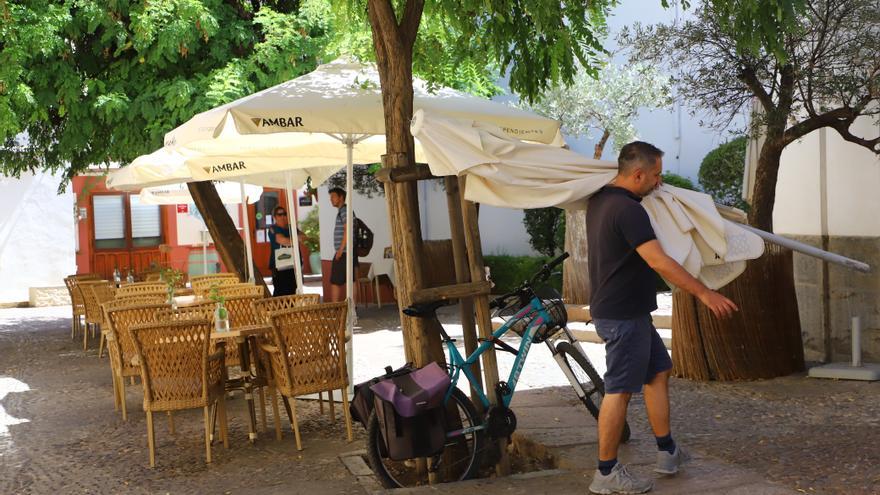 El calor extremo obliga a frenar el ritmo del día a día en la ciudad