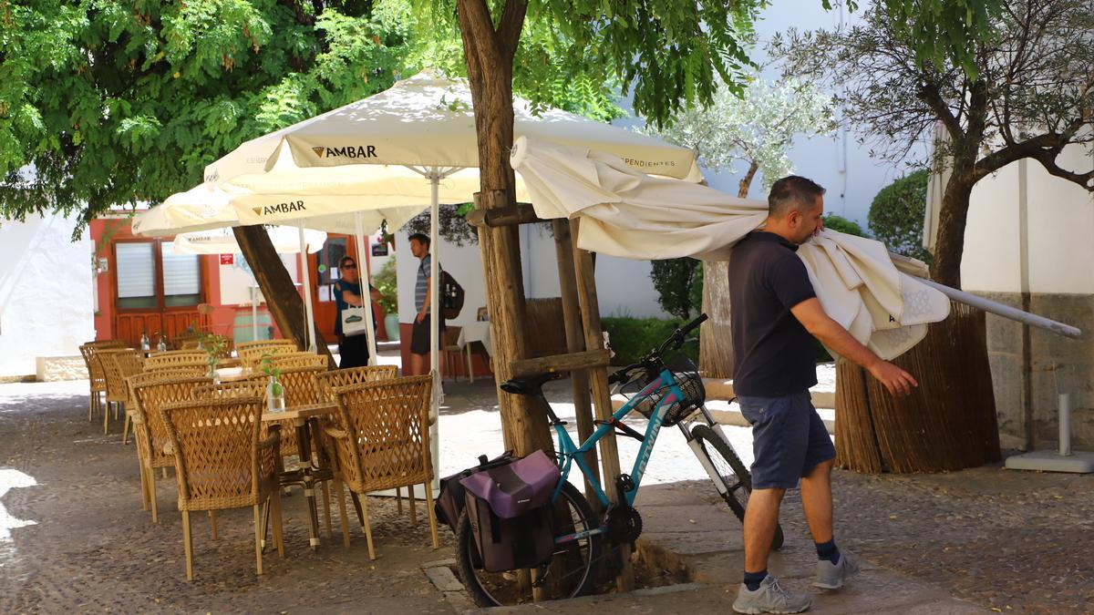 Veladores vacíos en pleno mes de agosto en Córdoba.