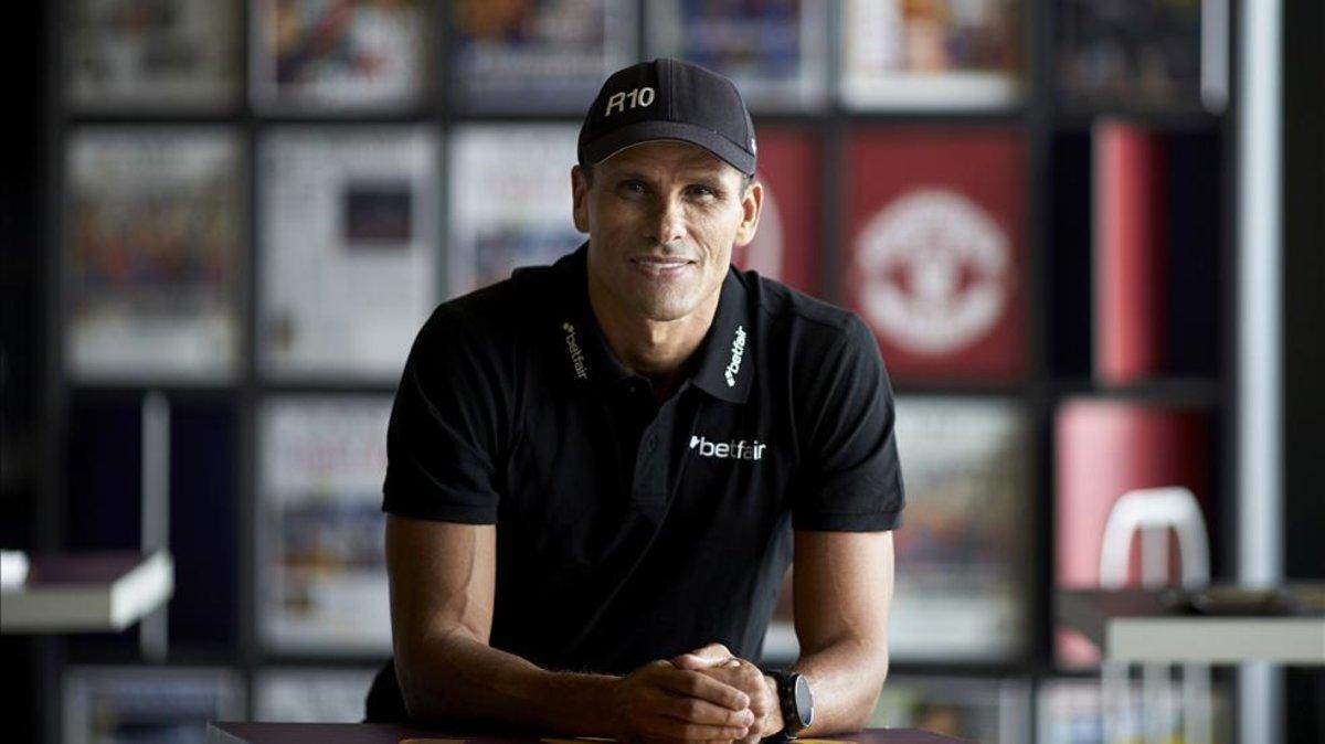 El exjugador del FC Barcelona, Rivaldo, posa para SPORT