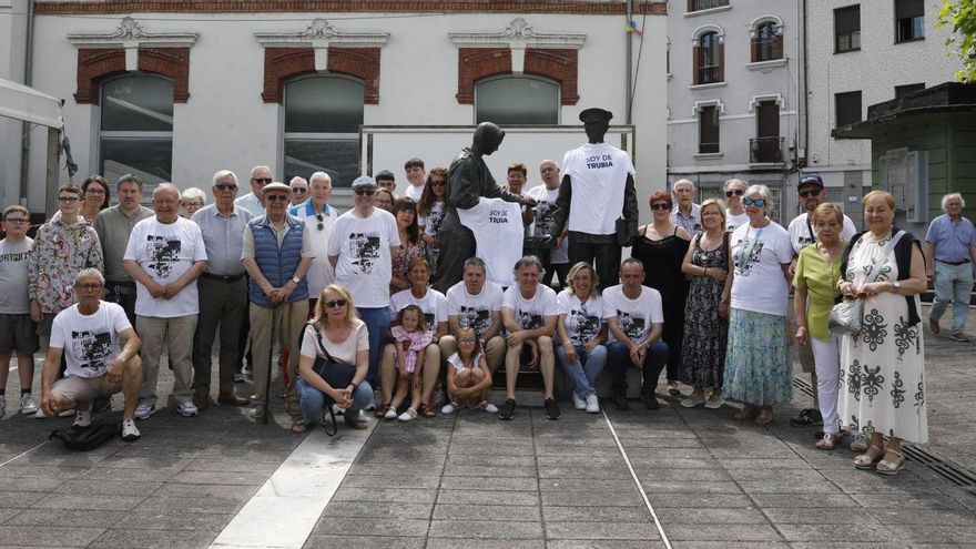Decenas de vecinos de Trubia, posando ayer con las nuevas camisetas para respaldar la candidatura de la villa a «Pueblo ejemplar». | FERNANDO RODRÍGUEZ