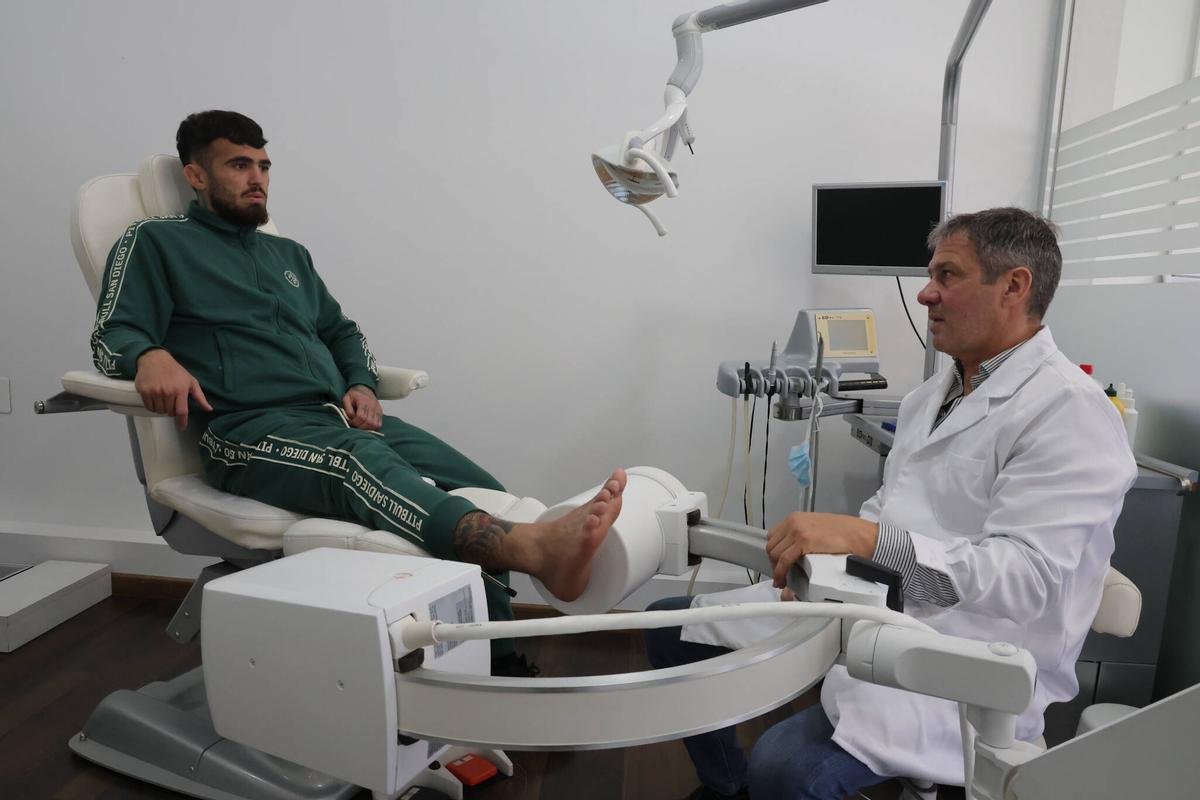 El luchador pasó por Vilagarcía para tratar sus pies.