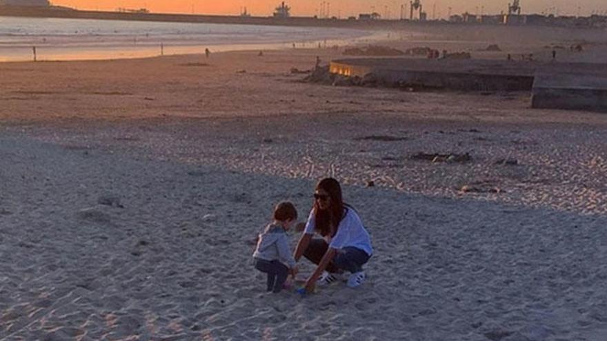 Sara Carbonero y su hijo Martín en la playa