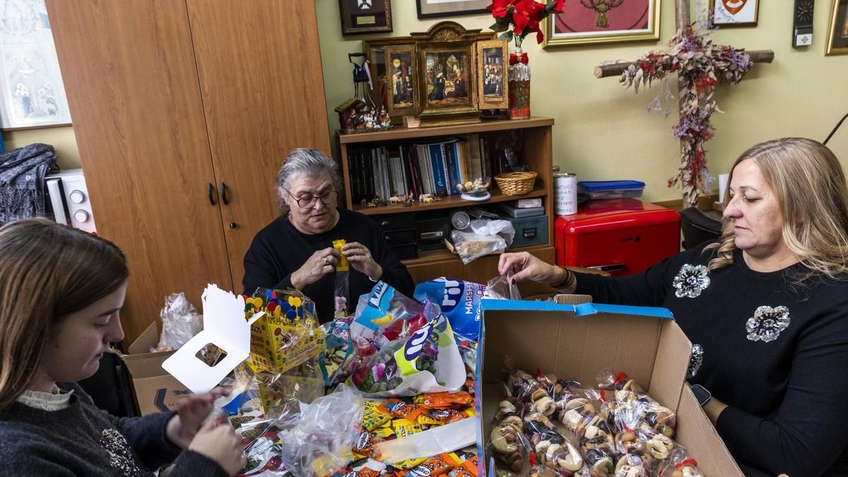 Por la izquierda, Cristina Fernández, Feli Fuente y Zarza Casado preparan los revoltijos.