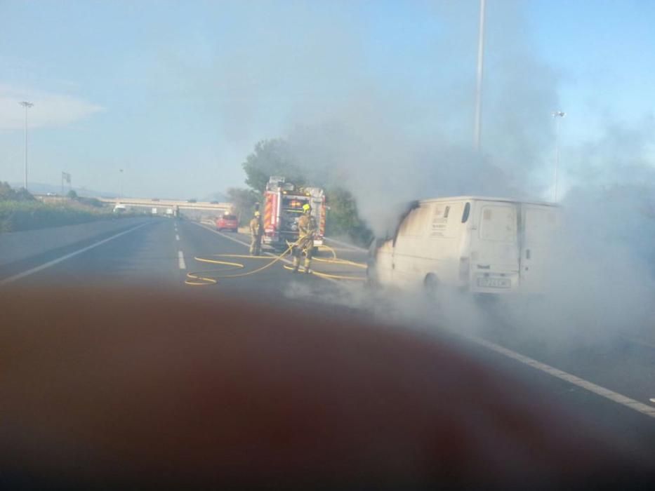 Una furgoneta se incendia en la A-7, a la salida del túnel de Sant Joan