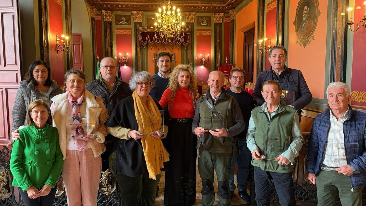 La alcaldesa y concejales junto a los trabajadores jubilados este 2025.