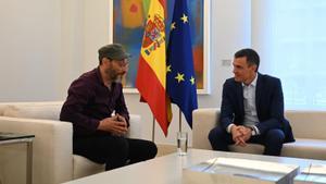 Pedro Sánchez, el president indie: «Gran tema. Una vegada més. ¡Gran Jota!»