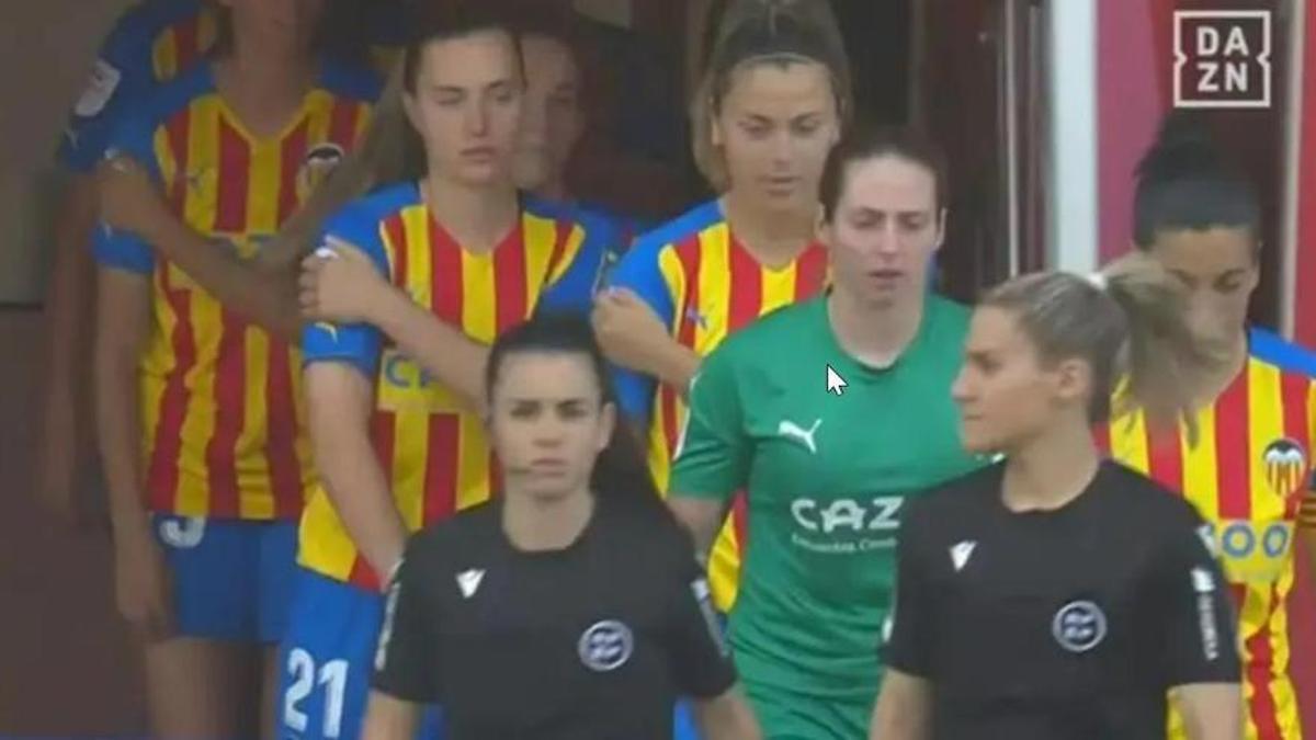 Las jugadoras del Valencia se tapan el parche de la Liga F en el último partido de la competición.