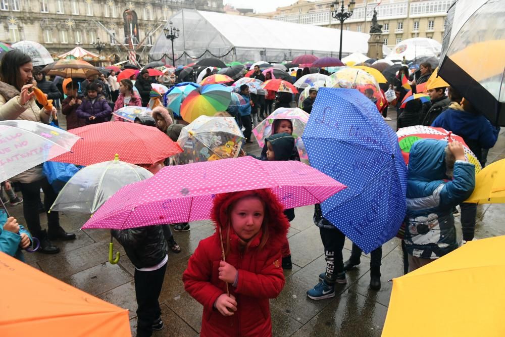 La plaza de María Pita acoge una concentración con paraguas de colores para celebrar y visibiizar la efeméride.