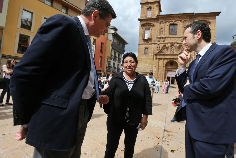 Minuto de silencio en la plaza del Ayuntamiento por el asesinato de la joven ovetense en Melilla