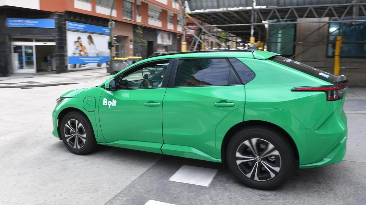 Un VTC circulando por A Coruña.