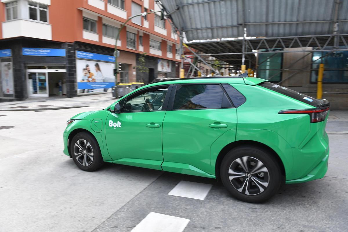 Un VTC circulando por A Coruña.