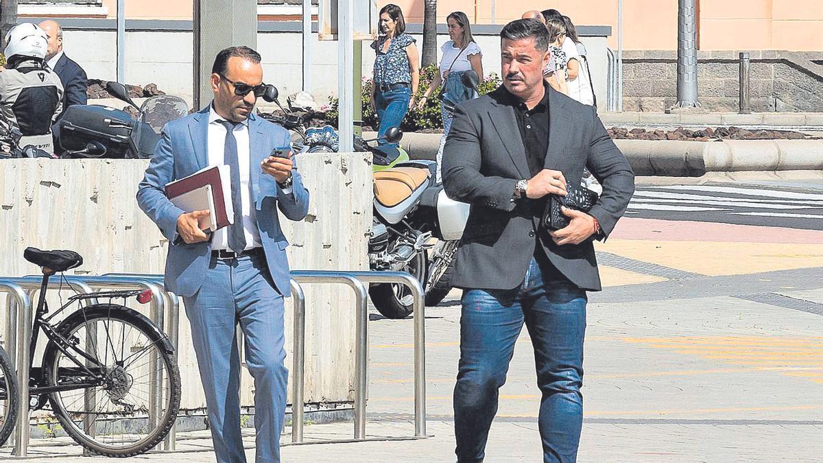 Foto de Rayco González a la salida del juzgado junto a su abogado de 2022.