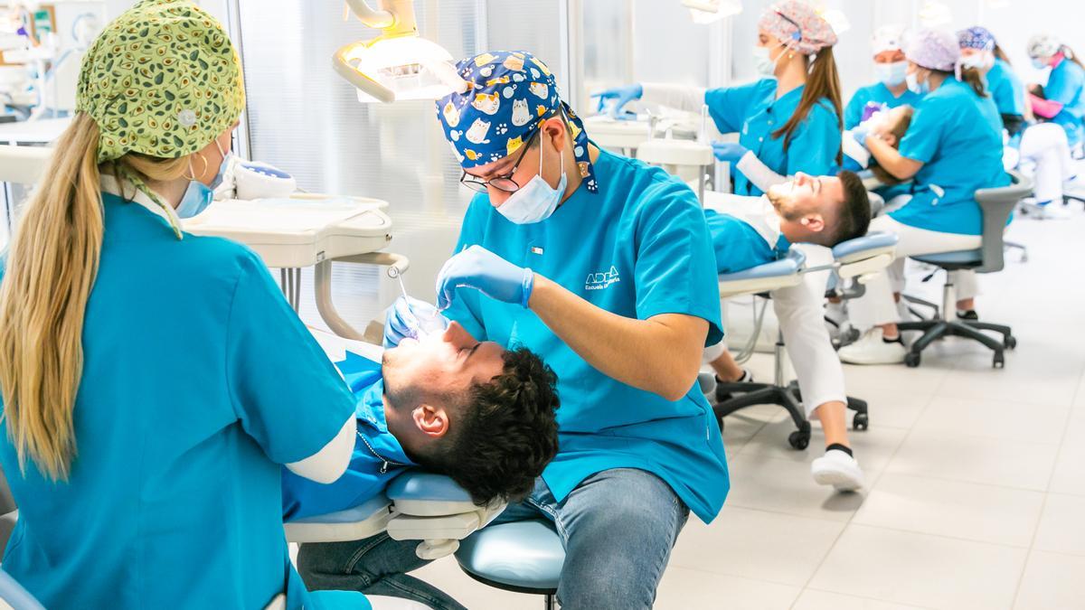 El Grado de Odontología incluye prácticas desde los inicios en su propia Clínica Universitaria Integrada.