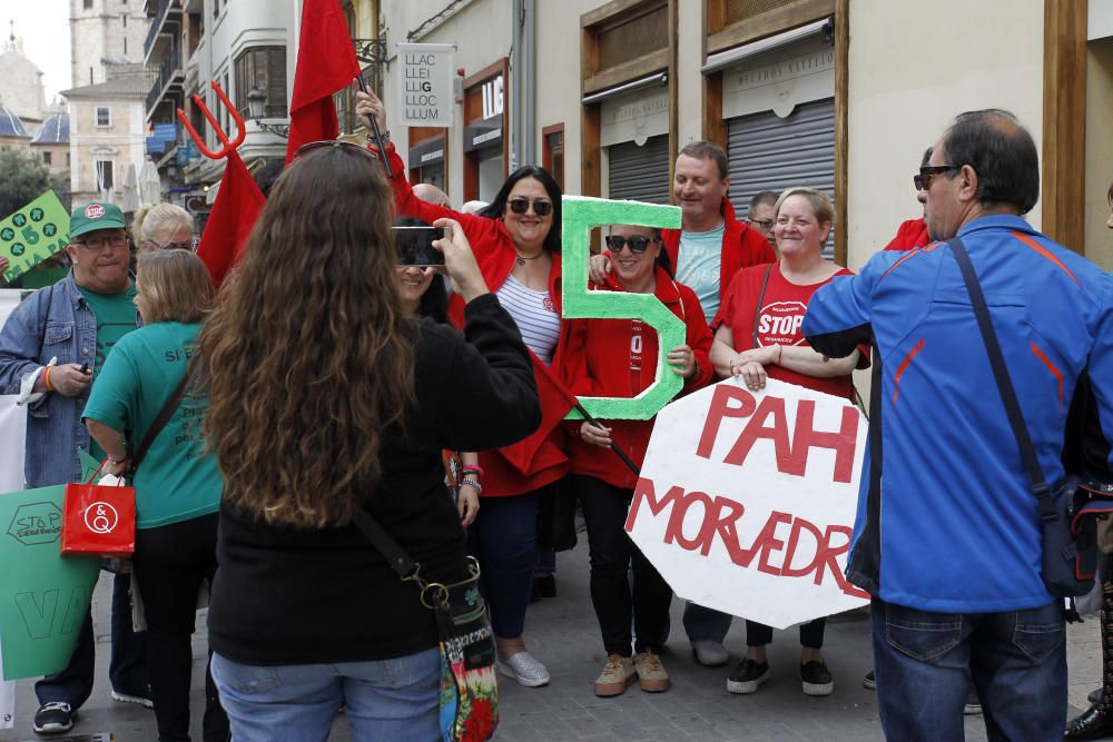 Protesta en la ciudad de València en apoyo a la Plataforma de Afectados por la Hipoteca (PAH).