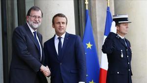 El presidente de Francia Emmanuel Macron recibe al presidente español Mariano Rajoy a su llegada en el Palacio del Elíseo este lunes