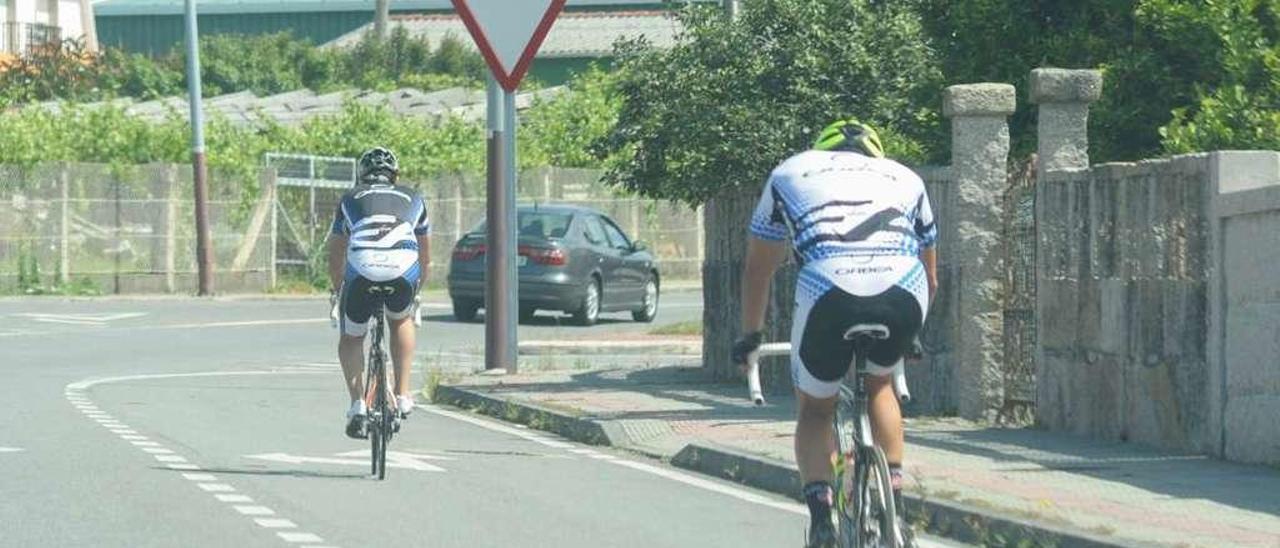 Ciclistas en un recorrido por carreteras de la comarca. // Iñaki Abella