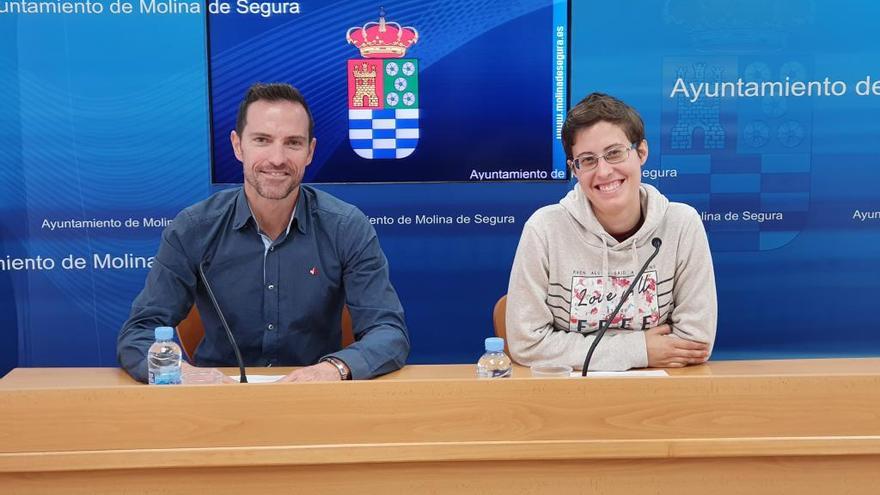 El concejal Miguel Ángel Cantero junto a la presidenta de la protectora Laura Belda.