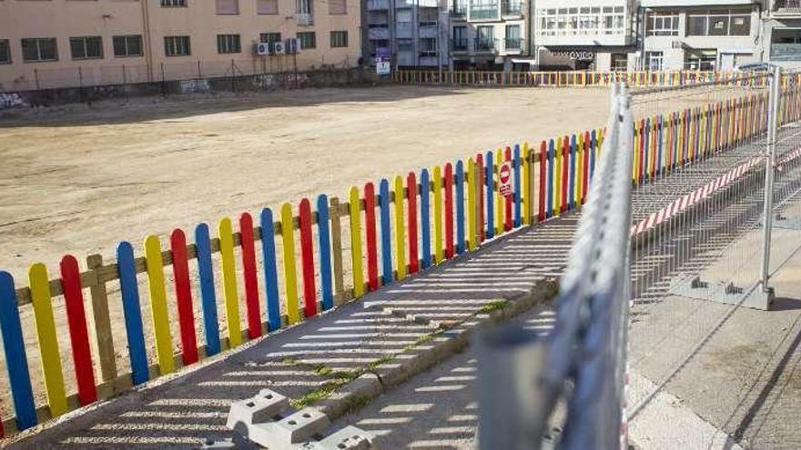 Un vallado de colores delimita el perímetro de la parcela antes ocupada por el colegio. // Bernabé/Ana Agra