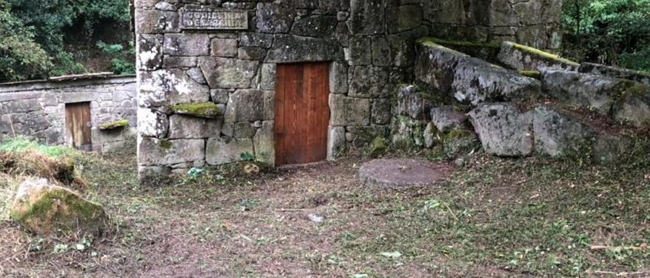 Uno de los molinos, ya sin maleza, y que fue restaurado en 2014. | SANTOS ÁLVAREZ