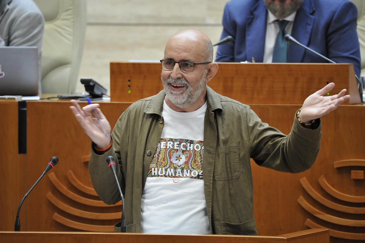 El diputado de Unidas por Extremadura José Antonio González Frutos, en la tribuna de la Asamblea.