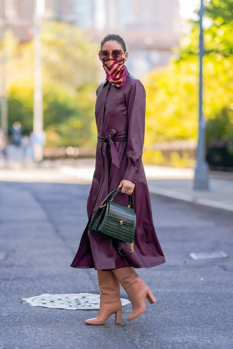 Olivia Palermo con vestido de piel y botas altas