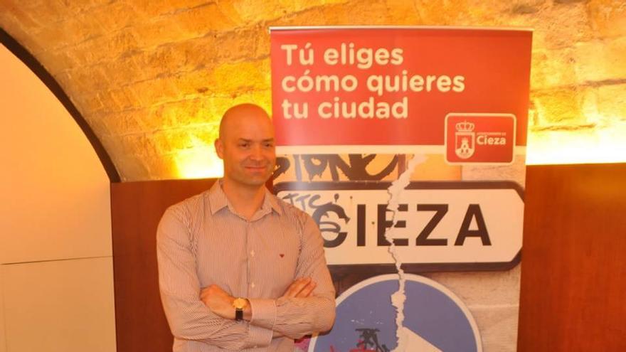 El concejal Tamayo con el cartel de la campaña.