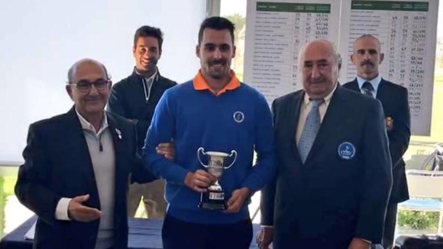 Juan Manuel Leal en dos momentos de recogida de trofeos y jugando.