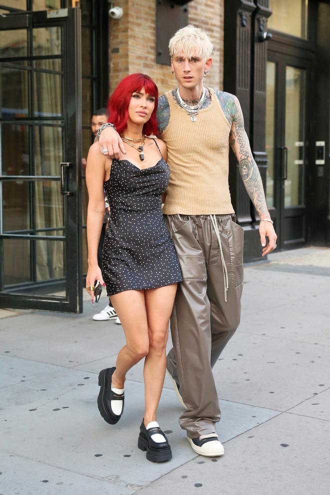 Megan Fox con el pelo rojo paseando junto a Machine Gun Kelly