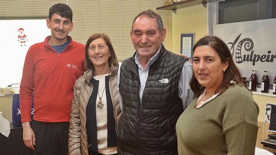 Mercedes González con su marido, Manuel  Otero, y dos de sus tres hijos: Miguel y Pilar.