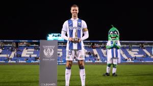 Diego García, con el Pepino de Oro (el trofeo que se otorga en el Trofeo Villa de Leganés), ejerciendo como capitán y con SuperPepino, la mascota del CD Leganés, en Butarque.