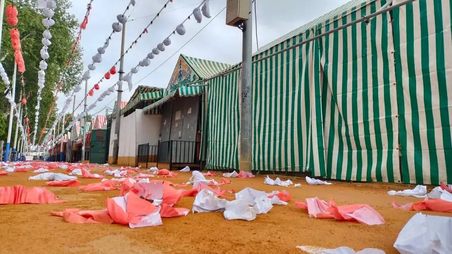 Vídeo | La Feria de Sevilla ultima sus preparativos y apura para instalar los farolillos por la lluvia