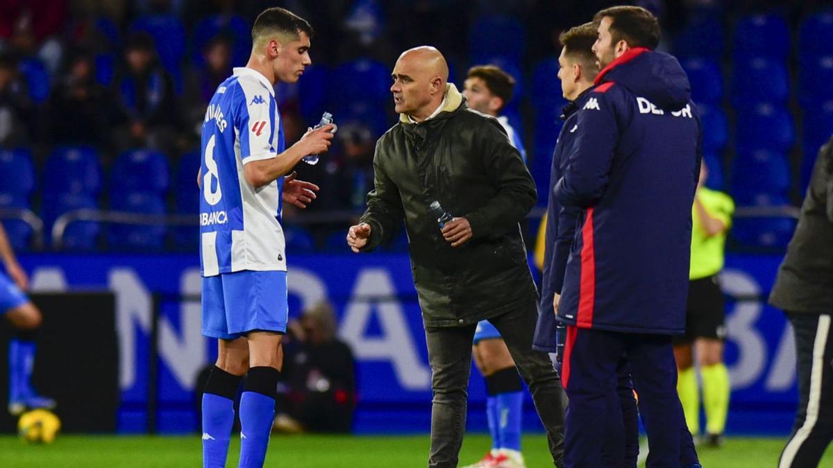 Diego Villares charla con Óscar Gilsanz durante el último partido. | Casteleiro / Roller Agencia