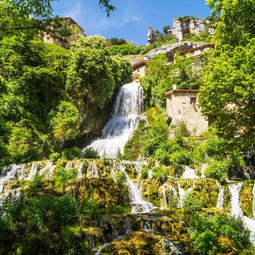 Orbaneja del Castillo, el pueblo que vive dentro de una cascada