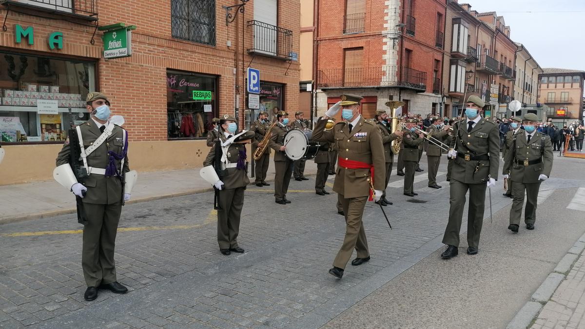 El Comandante Militar de Zamora y Salamanca pasa revista en Santa Marina