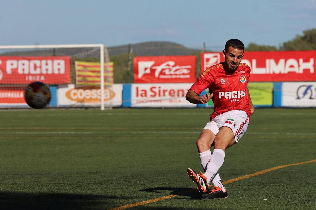 Pepe Bernal, en una acción con la SD Ibiza.