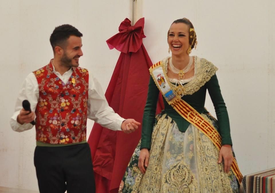 La fallera mayor de València de 2012, Sandra Muñoz, en su falla, Carcagente-Jerónimo Muñoz.