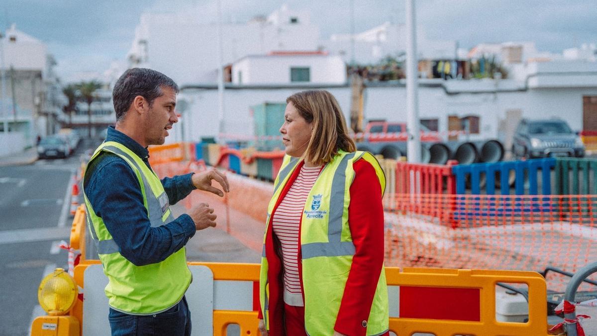 Imagen de la visita de la alcaldesa de Arrecife, Astrid Pérez, a las obras de la calle Portugal.