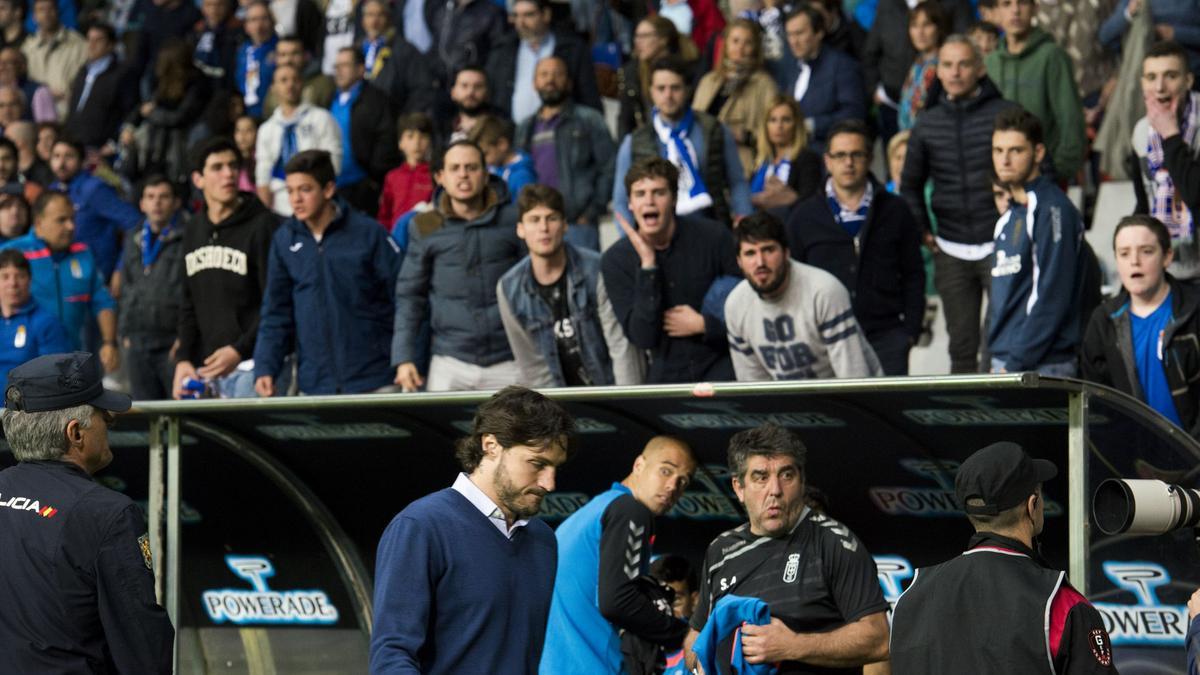 Generelo aguanta los gritos de la afición al final del partido ante Osasuna, su último encuentro como técnico azul