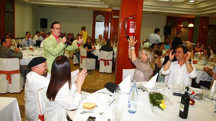 Durante la cena, un joven con síndrome de down le cantó una canción.