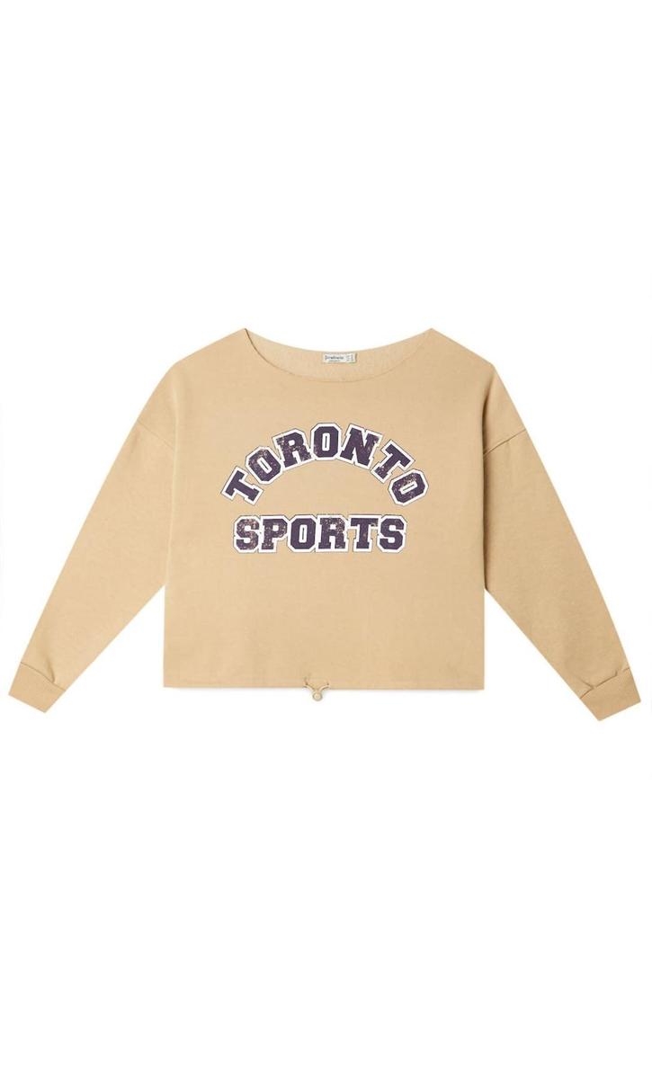 Sudadera cropped Toronto Sports de Stradivarius. (Precio: 15,99 euros)