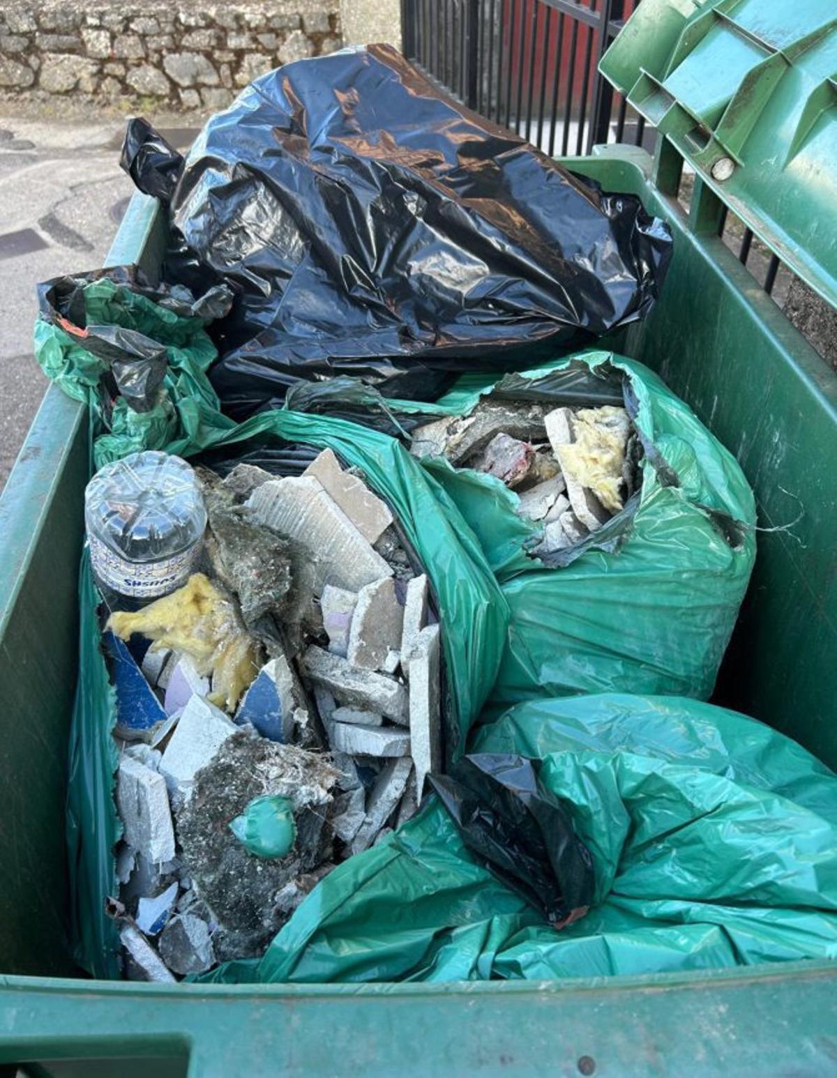 "Boicot" al servicio de recogida de basura de Aliste con contenedores llenos de piedras