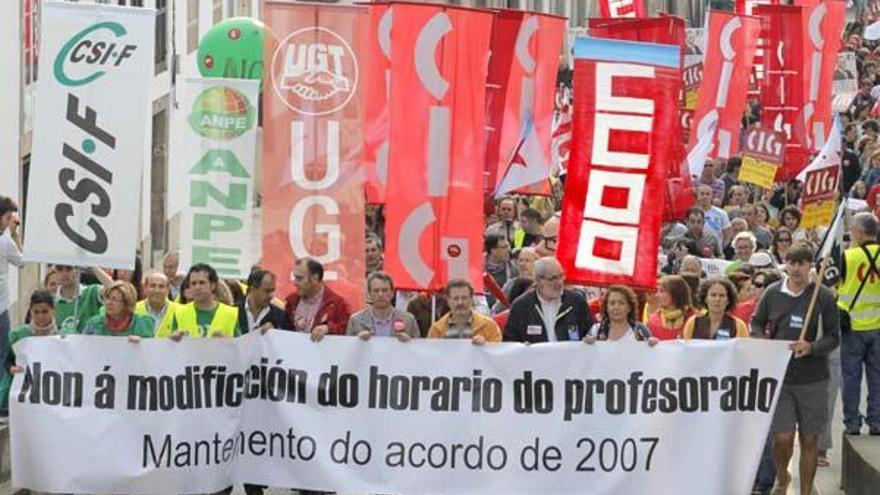 Miles de profesores se manifestaron hoy durante la jornada de huelga convocada por todos los sindicatos contra el incremento del horario lectivo, esta mañana en Santiago de Compostela.