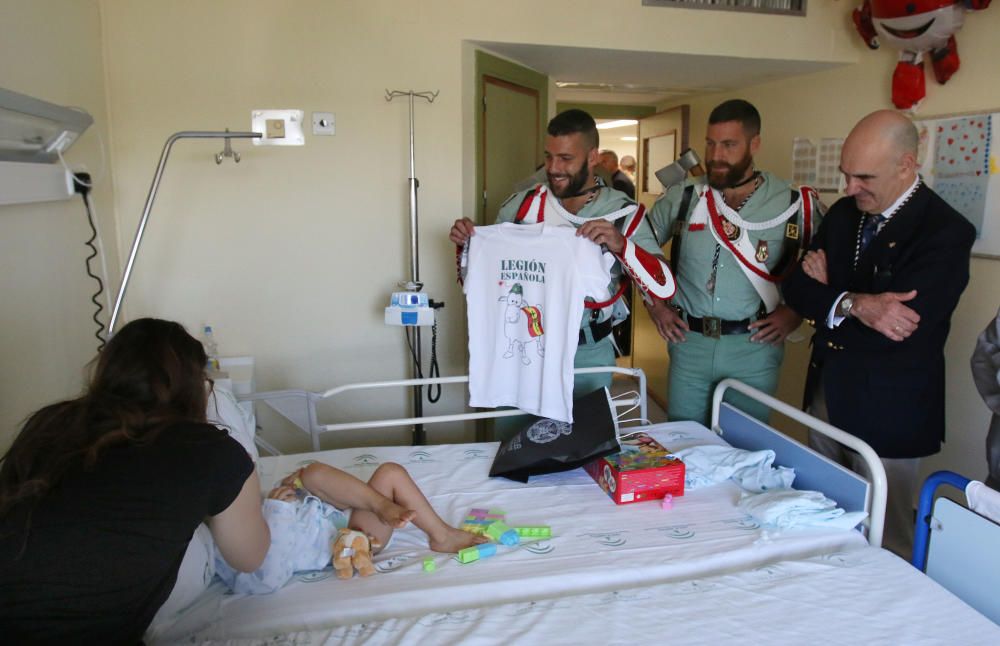 Visita de La Legión y la Cofradía de Mena a los niños del Hospital Materno.