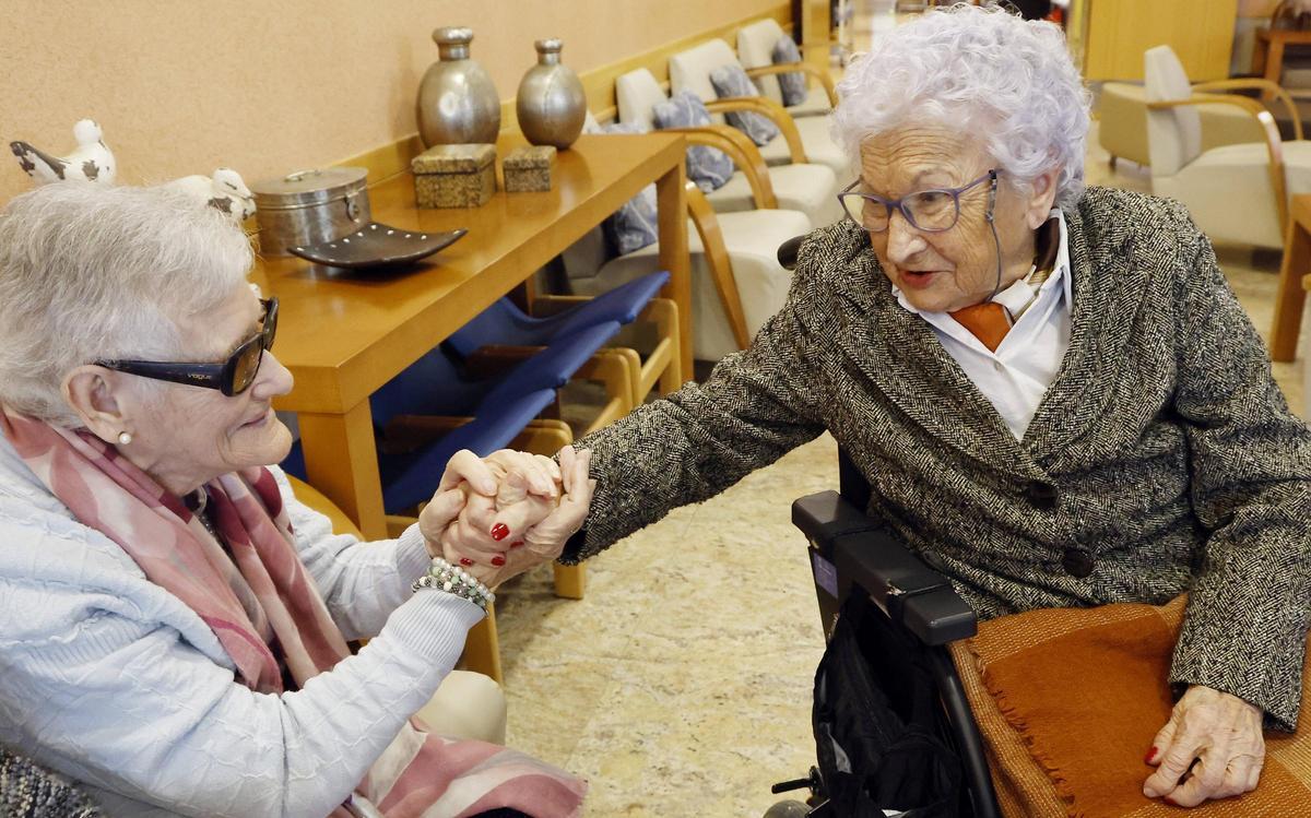 Dolores Outerelo, de 95 años, y Mª del Carmen Retamal, de 104.