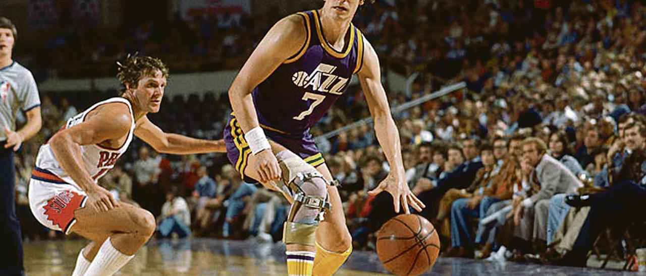 Pete Maravich, con los Jazz, en un partido contra los Suns de Phoenix.