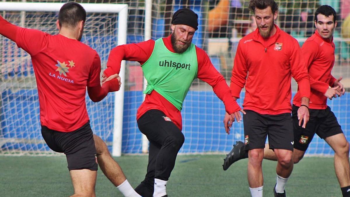 El filial de La Nucía, de Preferente, retomó ayer los entrenamientos en el Camilo Cano. | LA NUCÍA CF