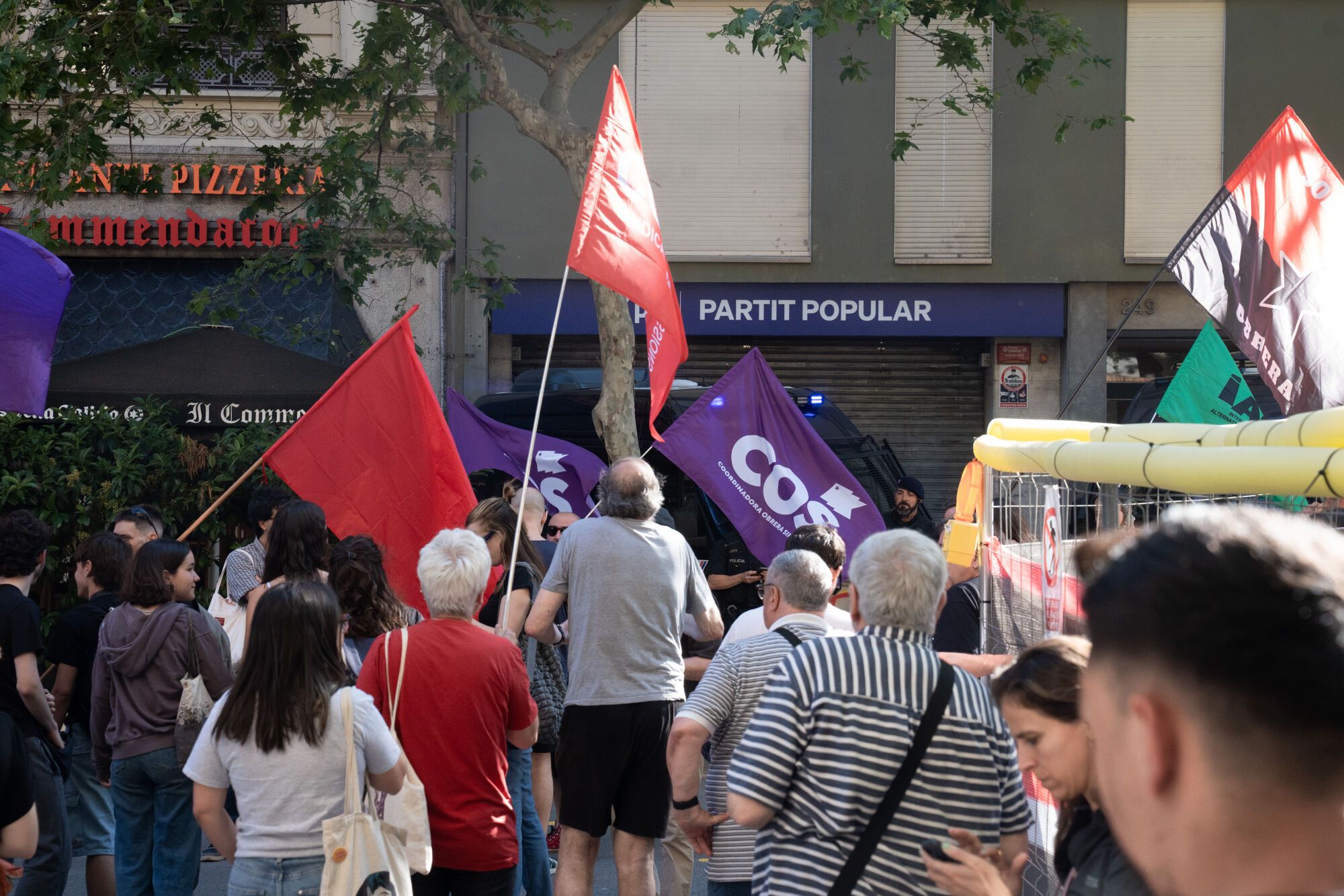 Decenas de personas se concentran ante la sede del PP de Barcelona, a 29 de mayo de 2025, en Barcelona, Catalunya (España). La Intersindical Alternativa de Catalunya (IAC) ha convocado una concentración en apoyo a la huelga general convocada en el País Valencià para exigir responsabilidades políticas y penales por la gestión de la dana del 29 de octubre de 2024. La protesta, que coincide con movilizaciones y paros laborales en Valencia y otras ciudades, denuncia la actuación de Mazón ante la catástrofe, y reclama justicia para las víctimas y mejoras en la protección de los derechos laborales y los servicios públicos. 29 MAYO 2025;MANIFESTACIÓN;CONCENTRACIÓN;VALENCIA;APOYO A HUELGA GENERAL;DANA; David Zorrakino / Europa Press 29/05/2025. David Zorrakino;category_code_new;
